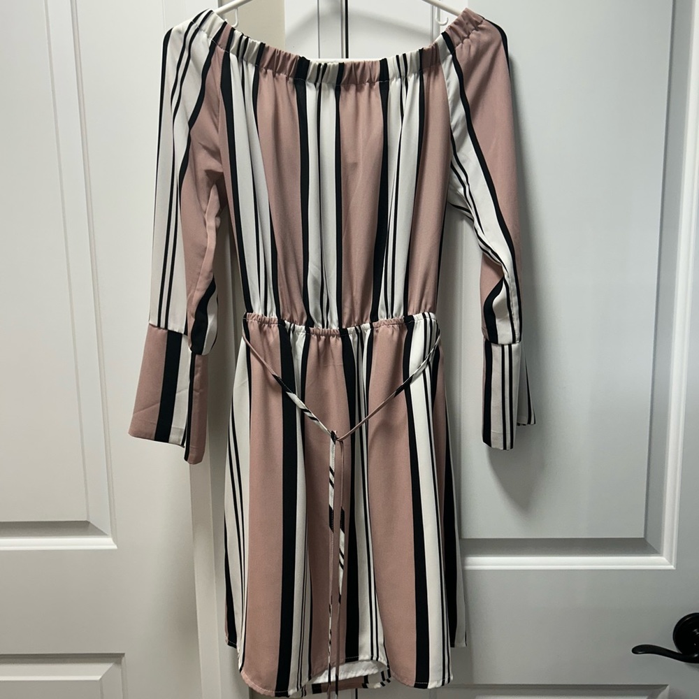 Dex off the shoulder woman’s dress, size small. Never worn.